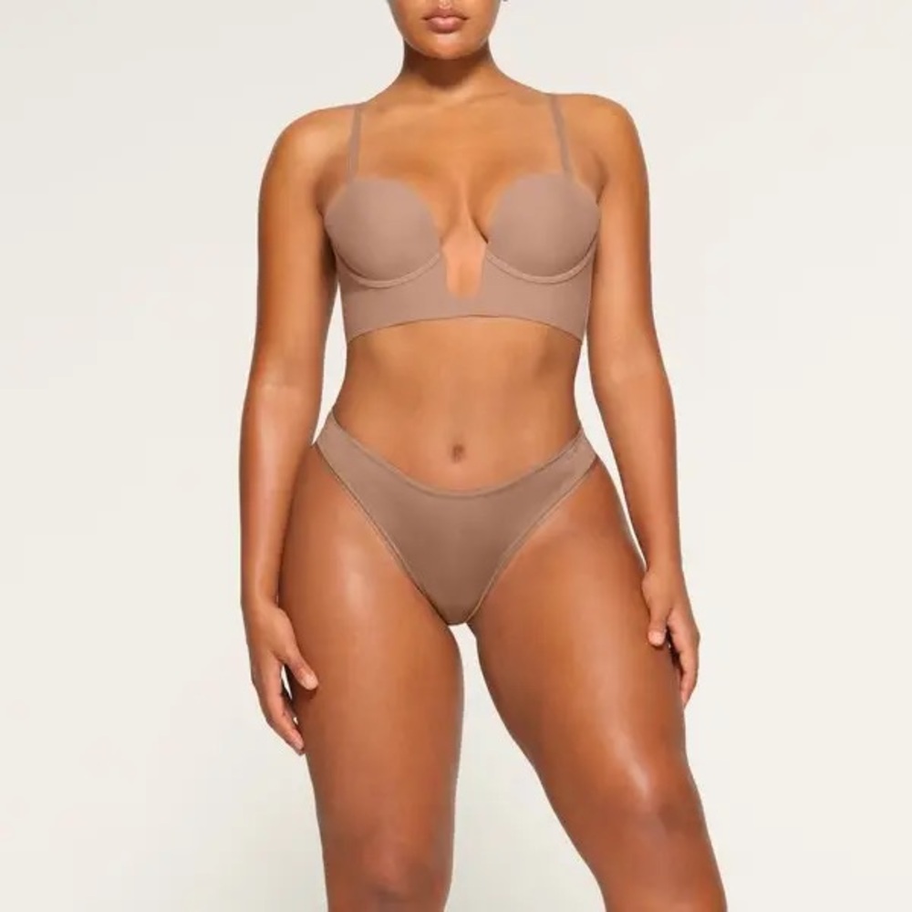 NWT SKIMS Deep Plunge Shapewear Bra-Sienna